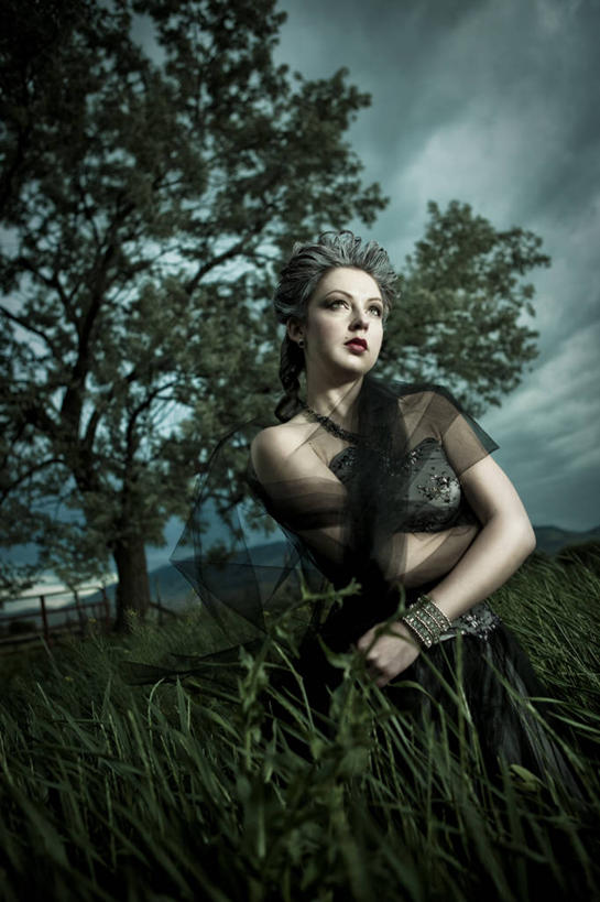 西方人,一个人,坐,竖图,室外,白天,仰视,裙子,草地,草坪,植物,纺织品,欧洲,欧洲人,仅一个年轻女性,仅一个女性,仅一个人,布,纱布,乌云,云,阴天,云朵,织物,云彩,扭头,注视,长裙,装饰品,草,树,树木,绿色,天空,自然,饰品,手链,首饰,天,观察,看,转头,手镯,生长,成长,观看,半身裙,布匹,察看,昏暗,阴沉,关注,薄纱,镯子,年轻女性,女人,女性,白种人,坐着,半身,彩图,低角度拍摄,棉织品