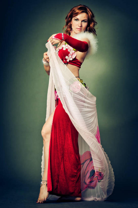 西方人,一个人,跳舞者,站,笑,微笑,竖图,室内,白天,仰视,跳舞,纺织品,欧洲,欧洲人,仅一个年轻女性,仅一个女性,仅一个人,握,绿色背景,服装,布,纱布,织物,拿,拿着,扭头,注视,光脚,衣服,观察,看,伸,站着,转头,赤脚,握着,摄影,服饰,影棚,观看,布匹,察看,衣着,穿着,关注,薄纱,舞姿,表演服,演出服,肚皮舞,衣饰,道具服,年轻女性,女人,女性,白种人,舞蹈家,舞蹈演员,舞者,站立,彩图,低角度拍摄,全身,影棚拍摄,拍摄,舞蹈,棉织品