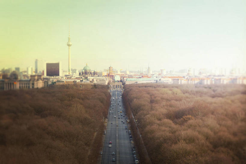 无人,高楼大厦,横图,俯视,室外,白天,度假,美景,秋季,植物,城市风光,城市,大厦,道路,建筑,路,摩天大楼,公路,汽车,德国,欧洲,阴影,光线,影子,景观,云,云朵,分界线,停车线,交通,首都,云彩,娱乐,柏林,车,树,树木,黄色,蓝色,白云,蓝天,天空,阳光,自然,交通工具,轿车,天,享受,休闲,景色,放松,生长,晴朗,成长,车行道,车行道分界线,西欧,载具,标线,车行线,德意志联邦共和国,柏林州,胜利纪念柱,晴空,秋,秋天,马路,彩图,高角度拍摄,大楼,高层建筑,高楼,摩天楼