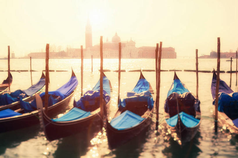 无人,横图,室外,白天,正面,旅游,度假,海浪,海洋,日落,标志建筑,地标,建筑,船,意大利,欧洲,威尼斯,一排,许多,阴影,整齐,光线,影子,浪花,水平线,晚霞,霞光,落日,辽阔,木船,海平线,娱乐,建设,排列,阳光,海水,黄昏,交通工具,享受,休闲,广阔,旅游胜地,彩霞,放松,一望无际,舟,威尼托,队列,南欧,载具,贡多拉,海景,威尼托大区,意大利共和国,首府,威内托,威内托大区,无边无际,一马平川,夕照,薄暮,公朵拉,大海,风浪,海,海水的波动,近岸浪,涌浪,夕阳,彩图,傍晚,圣乔治.马焦雷教堂,圣乔治.马焦雷岛,水天相接,水天一线,斜阳