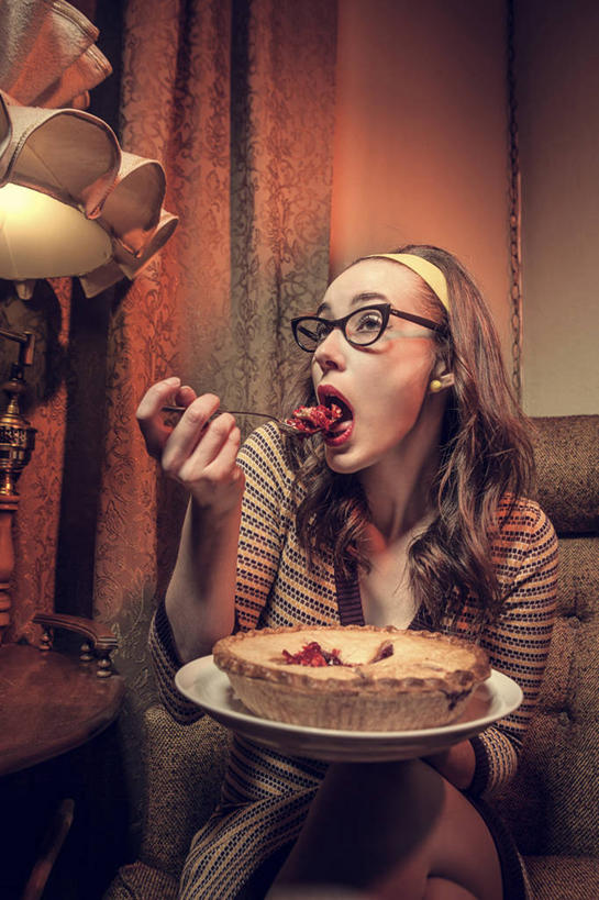 点心,西方人,一个人,客厅,坐,吃,竖图,室内,白天,正面,窗帘,沙发,台灯,桌子,餐具,照明,欧洲,欧洲人,仅一个年轻女性,仅一个女性,仅一个人,一副,握,咬,阴影,服装,装饰,光线,木制,碟子,盘,头饰,眼镜,影子,勺子,墙,灯光,食品,面点,二郎腿,茶几,休闲装,馅饼,墙壁,墙面,灯,食物,糕点,一个,衣服,红色,灰色,帘子,盘子,发箍,发饰,木制品,饰品,灯具,调羹,碟,汤匙,张嘴,休闲,休闲服,遮阳,握着,服饰,单个,头箍,华丽,修饰,照亮,点缀,咬着,起居室,照明设备,发卡,近视眼镜,张大嘴巴,布艺沙发,配饰,衬托,美观,雅致,雅观,客堂,康沃尔肉馅饼,年轻女性,女人,女性,白种人,张开嘴,嚼,食,坐着,半身,彩图