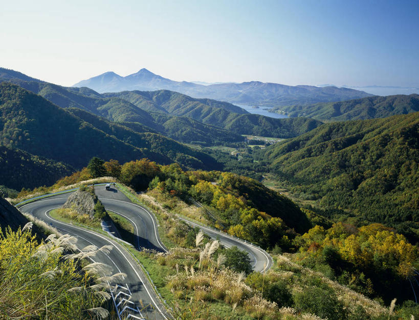 无人,横图,俯视,室外,白天,旅游,度假,美景,森林,山,山脉,树林,植物,道路,路,公路,日本,亚洲,阴影,光线,影子,景观,山峰,交通,山峦,娱乐,树,树木,蓝色,绿色,蓝天,天空,阳光,自然,群山,天,享受,休闲,景色,放松,生长,晴朗,成长,自然风光,东亚,本州,万里无云,本州岛,日本国,东北地方,福岛,福岛县,晴空,晴空万里,马路,彩图,高角度拍摄