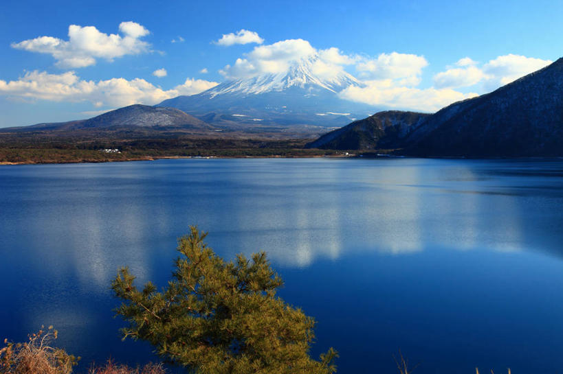 无人,横图,室外,白天,正面,旅游,度假,湖,湖泊,火山,美景,山,水,雪,雪山,植物,大雪,富士山,日本,亚洲,阴影,光线,影子,冰,湖面,积雪,景观,山峰,水流,水面,雪景,云,云朵,冬季,冬天,山峦,云彩,娱乐,树,树木,蓝色,绿色,白云,倒影,蓝天,天空,阳光,自然,湖水,天,享受,休闲,景色,放松,寒冷,生长,晴朗,成长,冰冷,倒映,自然风光,东亚,本州,本州岛,日本国,中部地方,山梨,山梨县,严寒,冰凉,酷寒,凛冽,凛凛,极冷,富士五湖,反照,活火山,晴空,彩图,南都留郡,本栖湖,富士河口湖町