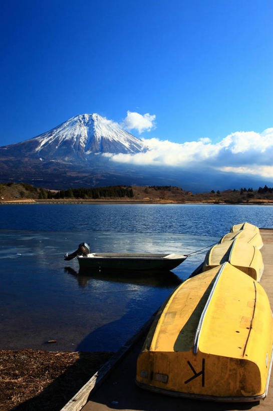 无人,竖图,室外,白天,正面,旅游,度假,湖,湖泊,火山,美景,山,树林,水,雪,雪山,植物,大雪,船,富士山,静冈县,日本,亚洲,阴影,波纹,飞溅,溅,光线,液体,影子,冰,湖面,积雪,景观,山峰,水滴,水流,水面,雪景,云,云朵,冬季,冬天,木船,山峦,云彩,娱乐,水珠,树,树木,黄色,蓝色,绿色,白云,蓝天,水纹,天空,阳光,自然,船尾波,交通工具,波浪,湖水,天,享受,休闲,景色,放松,寒冷,生长,晴朗,成长,冰冷,舟,喷洒,自然风光,载具,三艘,东亚,本州,本州岛,日本国,中部地方,静冈,富士宫,严寒,冰凉,酷寒,凛冽,凛凛,极冷,活火山,晴空,彩图,朝雾高原,田贯湖