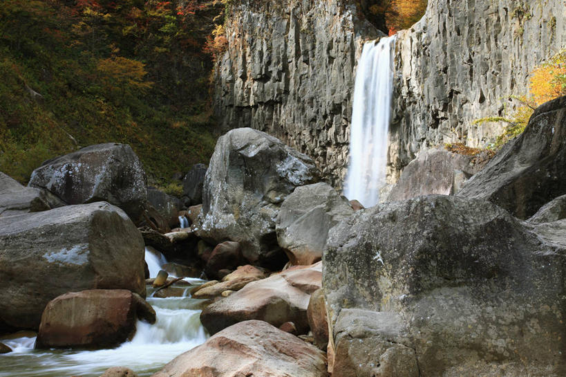 无人,横图,室外,白天,正面,旅游,度假,石头,美景,瀑布,水,日本,亚洲,阴影,飞溅,溅,光线,石子,液体,影子,景观,水滴,悬崖,娱乐,水珠,阳光,自然,享受,休闲,景色,放松,喷洒,自然风光,东亚,本州,本州岛,日本国,中部地方,新潟,新潟县,绝壁,跌水,石块,岩石,彩图