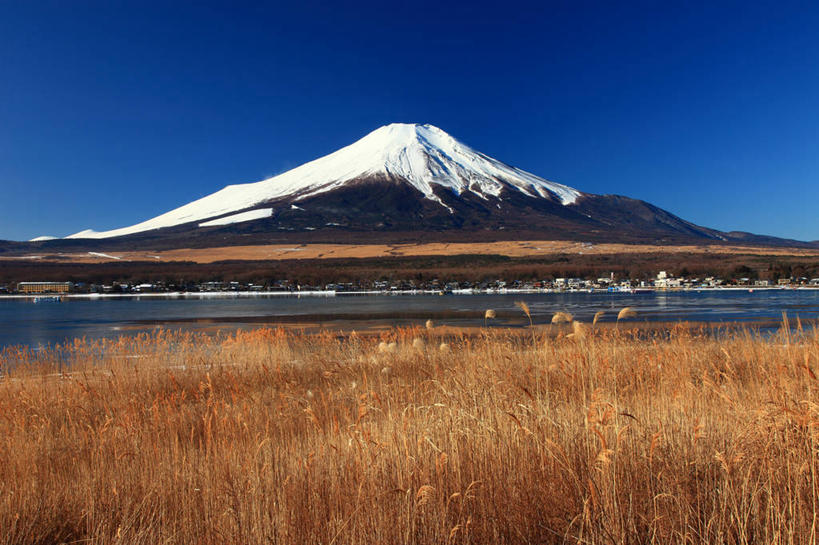 无人,横图,室外,白天,正面,旅游,度假,湖,湖泊,火山,美景,山,水,雪,雪山,植物,大雪,富士山,日本,亚洲,阴影,枯萎,光线,影子,冰,湖面,积雪,景观,山峰,水流,水面,雪景,冬季,冬天,枯草,山峦,娱乐,草,黄色,蓝色,倒影,蓝天,天空,阳光,自然,湖水,天,享受,休闲,景色,放松,寒冷,晴朗,淡水湖,冰冷,倒映,自然风光,东亚,本州,万里无云,本州岛,日本国,中部地方,山梨,山梨县,严寒,冰凉,酷寒,凛冽,凛凛,极冷,富士五湖,山中湖,反照,活火山,晴空,晴空万里,彩图,南都留郡,富士河口湖町