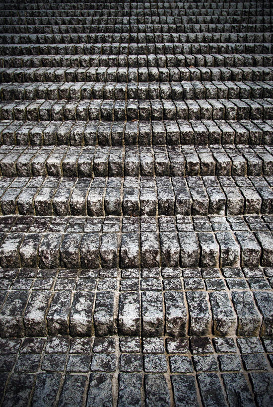 无人,博物馆,竖图,俯视,室外,特写,白天,建材,楼梯,建筑,静物,日本,亚洲,阴影,研究,光线,材料,影子,砖,砖块,阶梯,教育,台阶,阳光,砖头,建造,展览,欣赏,陈列,东亚,日本国,典藏,石料,彩图,高角度拍摄,砌墙砖