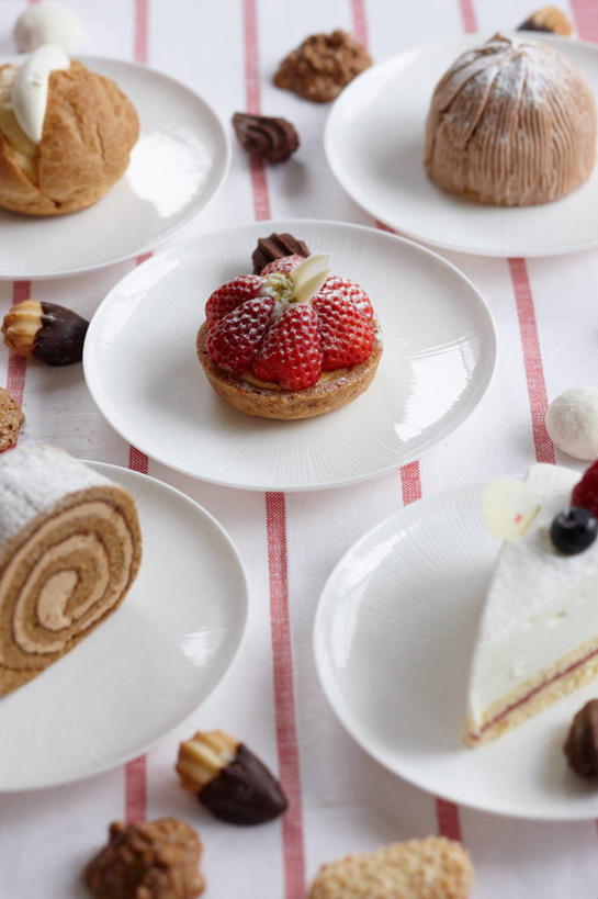 点心,无人,竖图,俯视,室内,特写,白天,下午茶,餐桌,桌子,草莓,浆果,餐具,水果,五个,许多,阴影,新鲜,反射,碟子,盘,影子,生食,食品,果实,蛋挞,食物,糕点,排列,盘子,碟,摄影,有机食品,绿色食品,影棚,餐台,摆列,蛋塔,洋莓,水果皇后,红莓,地莓,彩图,高角度拍摄,影棚拍摄,拍摄,草莓蛋挞,布列,分列