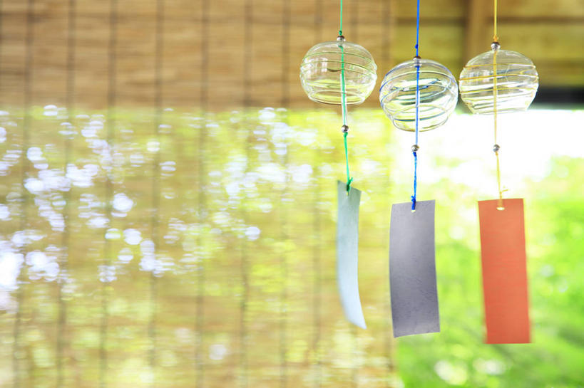 无人,横图,室内,特写,白天,仰视,幸福,运气,风铃,玻璃,日本,亚洲,吊挂,悬挂,阴影,朦胧,模糊,装饰,光线,影子,竹帘,挂,玻璃制品,三个,阳光,帘子,祈祷,祈福,警示,许愿,华丽,修饰,祈求,吉祥,点缀,平和,问候,东亚,警惕,日本国,衬托,美观,雅致,雅观,思念,想念,玉振,幸运,占风铎,彩图,低角度拍摄,日式风铃