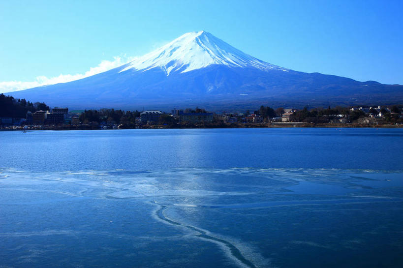 无人,家,横图,室外,白天,正面,旅游,度假,湖,湖泊,火山,美景,山,水,雪,雪山,大雪,富士山,日本,亚洲,阴影,光线,影子,房屋,屋子,冰,湖面,积雪,景观,山峰,水流,水面,雪景,冬季,冬天,山峦,娱乐,楼房,住宅,蓝色,倒影,蓝天,天空,阳光,自然,湖水,天,享受,休闲,景色,放松,寒冷,晴朗,冰冷,倒映,自然风光,东亚,本州,万里无云,本州岛,日本国,中部地方,山梨,山梨县,严寒,冰凉,酷寒,凛冽,凛凛,极冷,富士五湖,反照,活火山,晴空,晴空万里,彩图,房子,河口湖,南都留郡,富士河口湖町