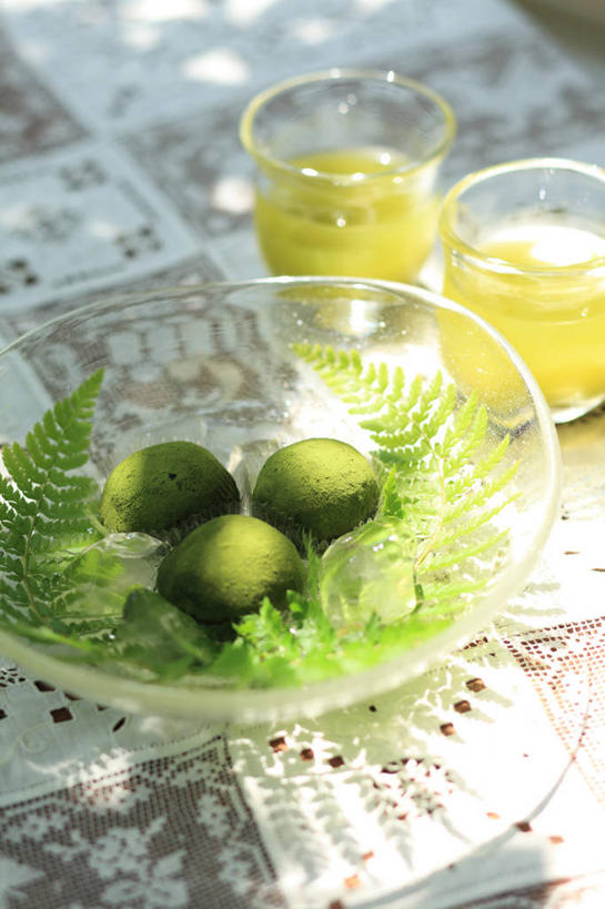 无人,竖图,俯视,室外,特写,白天,幸福,茶,桌子,杯子,阴影,节日,朦胧,模糊,光线,木制,布料,影子,绿茶,茶叶,年糕,两杯,布纹,茶几,文化,娱乐,玻璃制品,桌布,两个,三个,绿色,阳光,餐巾,木制品,水杯,台布,祈祷,享受,休闲,温馨,放松,乐趣,许愿,纪念,祈求,祭祀,镜饼,提神,舒适,醒脑,平安,玻璃杯,餐桌布,彩图,高角度拍摄,不发酵茶,苦茗,传统文化