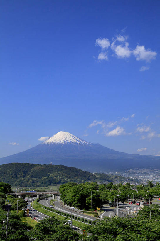 无人,竖图,室外,白天,正面,旅游,度假,火山,美景,树林,植物,道路,路,公路,东京,富士山,静冈县,日本,亚洲,阴影,光线,影子,景观,云,云朵,高架,交通,云彩,娱乐,树,树木,蓝色,绿色,白云,蓝天,天空,阳光,自然,天,享受,休闲,景色,放松,生长,晴朗,成长,自然风光,高架桥,东亚,高架道路,跨线桥,本州,关东地方,本州岛,日本国,东京都,中部地方,静冈,山梨,山梨县,活火山,晴空,彩图,世田谷区,东名高速公路