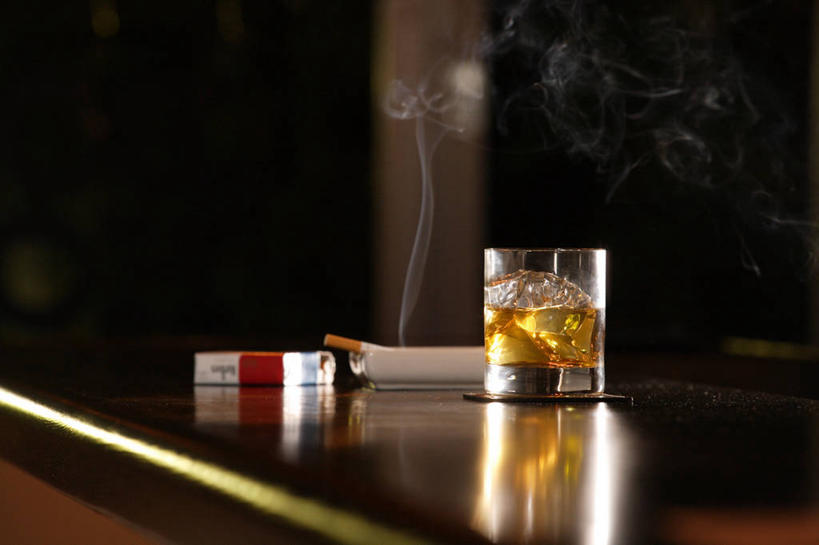 威士忌,无人,酒吧,横图,室内,特写,白天,正面,吧台,餐桌,桌子,杯子,香烟,朦胧,模糊,冰,冰块,酒类,冷冻,玻璃制品,酒,饮料,一个,水杯,服务台,烟,寒冷,冷藏,单个,餐台,冰冷,保鲜,烈酒,玻璃杯,卷烟,烟草,纸烟,彩图,酒吧间,酒馆,酒吧台