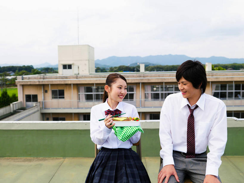 盒饭,米饭,东方人,两个人,伙伴,朋友,学校,教学楼,捧,笑,微笑,露齿笑,横图,室外,白天,正面,衬衫,制服,爱情,友谊,筷子,蔬菜,餐具,亚洲,阴影,服装,爱心,新鲜,光线,便当,领结,影子,屋顶,云,云朵,食品,领带,饭,浪漫,云彩,顶棚,注视,黄种人,文化,传统,校园,食物,蓝色,白云,蓝天,天空,阳光,天,观察,看,教室,温暖,温馨,心形,同学,校服,便捷,恩爱,搭,恋人,有机食品,绿色食品,晴朗,观看,礼节,五谷,和睦,察看,便利,象征,庄重,校友,搭着,关注,礼仪,身份,学生服,快捷,正式,地位,同窗,学友,弁当,友情,男人,男性,年轻男性,年轻女性,女人,女性,亚洲人,心型,情侣,进餐用具,晴空,端,端着,捧着,手捧,半身,彩图,衬衣,教学大楼,日本校服,伴侣,融洽