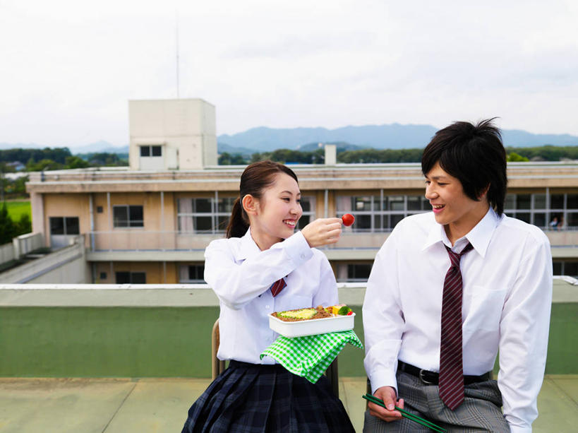 盒饭,米饭,东方人,两个人,伙伴,朋友,学校,教学楼,捧,笑,微笑,露齿笑,横图,室外,白天,正面,衬衫,制服,爱情,友谊,筷子,草莓,浆果,蔬菜,餐具,水果,亚洲,阴影,服装,爱心,新鲜,光线,便当,领结,影子,屋顶,云,云朵,生食,食品,果实,领带,饭,浪漫,云彩,顶棚,注视,黄种人,文化,传统,校园,食物,蓝色,白云,蓝天,天空,阳光,天,观察,看,教室,温暖,温馨,心形,同学,校服,便捷,恩爱,搭,喂,恋人,有机食品,绿色食品,晴朗,观看,礼节,五谷,和睦,察看,便利,象征,庄重,校友,搭着,关注,礼仪,身份,学生服,快捷,正式,地位,同窗,学友,弁当,友情,男人,男性,年轻男性,年轻女性,女人,女性,亚洲人,心型,情侣,进餐用具,晴空,洋莓,水果皇后,红莓,地莓,端,端着,捧着,手捧,半身,彩图,衬衣,教学大楼,日本校服,伴侣,融洽