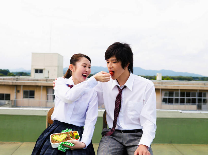 盒饭,米饭,东方人,两个人,伙伴,朋友,学校,教学楼,捧,笑,吃,微笑,露齿笑,横图,室外,白天,正面,衬衫,制服,爱情,友谊,筷子,草莓,浆果,蔬菜,餐具,水果,亚洲,阴影,服装,爱心,新鲜,光线,便当,领结,影子,屋顶,云,云朵,生食,食品,果实,领带,饭,浪漫,云彩,顶棚,注视,黄种人,文化,传统,校园,食物,蓝色,白云,蓝天,天空,阳光,天,观察,看,张嘴,教室,温暖,温馨,心形,同学,校服,便捷,恩爱,搭,喂,恋人,有机食品,绿色食品,晴朗,观看,礼节,五谷,和睦,察看,便利,象征,庄重,校友,搭着,关注,礼仪,身份,张大嘴巴,学生服,快捷,正式,地位,同窗,学友,弁当,友情,男人,男性,年轻男性,年轻女性,女人,女性,亚洲人,心型,情侣,进餐用具,晴空,张开嘴,洋莓,水果皇后,红莓,地莓,端,端着,嚼,捧着,食,手捧,半身,彩图,衬衣,教学大楼,日本校服,伴侣,融洽