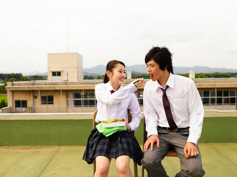 盒饭,米饭,东方人,两个人,伙伴,朋友,学校,教学楼,捧,笑,吃,微笑,露齿笑,横图,室外,白天,正面,衬衫,制服,爱情,友谊,筷子,草莓,浆果,蔬菜,餐具,水果,亚洲,阴影,服装,爱心,新鲜,光线,便当,领结,影子,屋顶,云,云朵,生食,食品,果实,领带,饭,浪漫,云彩,顶棚,注视,黄种人,文化,传统,校园,食物,蓝色,白云,蓝天,天空,阳光,天,观察,看,张嘴,教室,温暖,温馨,心形,同学,校服,便捷,恩爱,搭,喂,恋人,有机食品,绿色食品,晴朗,观看,礼节,五谷,和睦,察看,便利,象征,庄重,校友,搭着,关注,礼仪,身份,张大嘴巴,学生服,快捷,正式,地位,同窗,学友,弁当,友情,男人,男性,年轻男性,年轻女性,女人,女性,亚洲人,心型,情侣,进餐用具,晴空,张开嘴,洋莓,水果皇后,红莓,地莓,端,端着,嚼,捧着,食,手捧,半身,彩图,衬衣,教学大楼,日本校服,伴侣,融洽