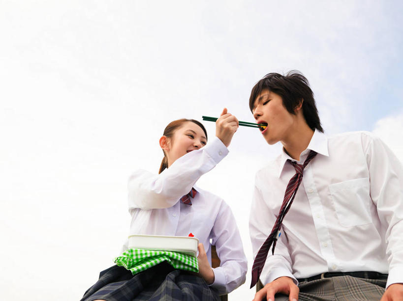 盒饭,东方人,两个人,伙伴,朋友,坐,笑,吃,微笑,露齿笑,横图,室外,白天,仰视,衬衫,制服,爱情,友谊,筷子,餐具,亚洲,一双,握,阴影,花纹,服装,日本文化,光线,便当,布,领结,图案,影子,云,云朵,领带,浪漫,云彩,布纹,注视,黄种人,文化,传统,蓝色,白云,蓝天,天空,阳光,天,观察,看,温暖,温馨,同学,校服,便捷,恩爱,握着,恋人,晴朗,观看,礼节,布匹,和睦,察看,便利,象征,庄重,校友,关注,礼仪,身份,学生服,快捷,正式,地位,同窗,学友,弁当,风吕敷,包袱布,友情,男人,男性,年轻男性,年轻女性,女人,女性,亚洲人,情侣,进餐用具,晴空,嚼,食,坐着,半身,彩图,低角度拍摄,衬衣,日本校服,伴侣,融洽