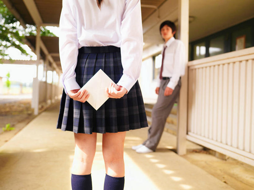 东方人,背部,两个人,伙伴,朋友,学校,教学楼,栏杆,站,横图,室外,白天,正面,衬衫,裙子,制服,爱情,友谊,植物,道路,路,亚洲,阴影,服装,传递,光线,信息,领结,影子,围栏,小路,交通,浪漫,联系,注视,黄种人,袜子,校园,护栏,树,树木,绿色,阳光,自然,观察,看,靠,靠着,站着,教室,同学,校服,联络,短裙,通信,生长,成长,观看,半身裙,长袜,百褶裙,察看,校友,关注,背手,长筒袜,情书,学生服,同窗,学友,长统袜,友情,男人,男性,年轻男性,年轻女性,女人,女性,亚洲人,站立,半身,彩图,衬衣,教学大楼,日本校服