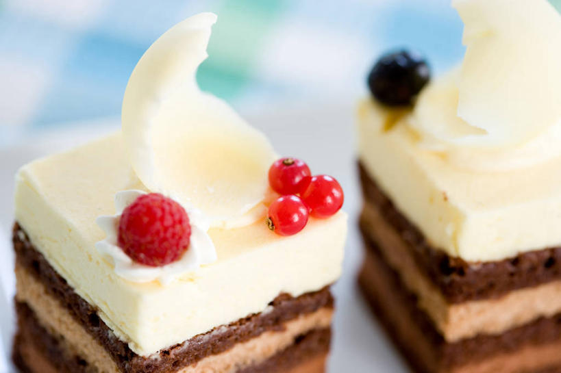 点心,无人,横图,俯视,室内,特写,白天,下午茶,浆果,黑莓,水果,阴影,朦胧,模糊,新鲜,反射,影子,生食,食品,果实,白巧克力,食物,糕点,红色,巧克力,有机食品,绿色食品,朱古力,树莓,红醋栗,露莓,醋栗,彩图,高角度拍摄,红茶藨子,红加仑,蛋糕