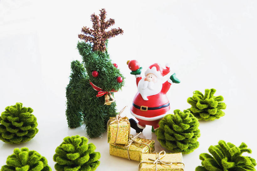 西方人,胡须,一个人,无人,站,举,横图,室内,白天,白色背景,正面,幸福,哺乳动物,鹿,野生动物,礼盒,礼物,帽子,欧洲,欧洲人,仅一个男性,仅一个人,许多,圣诞老人,阴影,服装,装饰,反射,丝绸,丝带,影子,纸盒,坚果,果实,松果,缎带,很多,注视,绸带,盒子,排列,一只,衣服,红色,动物,包装盒,手套,礼品盒,干果,观察,看,托,站着,仅一个老年男性,温暖,圣诞帽,可爱,摄影,服饰,礼品,活泼,影棚,观看,保暖,华丽,吉祥,点缀,察看,衣着,御寒,松塔,穿着,关注,圣诞服,衬托,美观,雅致,雅观,进取,角鹿,棉帽,摆列,衣饰,老年男性,男人,男性,白种人,胡子,络腮胡,驯鹿,举起,举手,举着,抬头,向上举,向上伸,向上托,仰头,站立,彩图,全身,影棚拍摄,拍摄,布列,分列