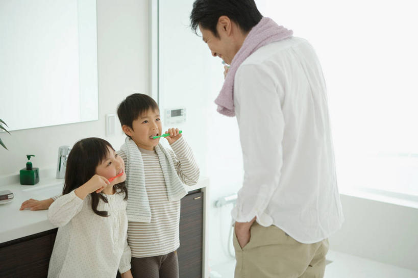 东方人,儿童,中年人,三个人,家庭,父亲,女儿,儿子,站,横图,室内,白天,正面,纯洁,窗户,镜子,卫生间,浴室,亚洲,握,服装,纺织物,水槽,牙刷,墙,拿,拿着,注视,休闲装,黄种人,水斗,刷牙,玻璃窗,墙壁,墙面,小孩,衣服,白色,毛巾,浴缸,日用品,观察,看,清洁,站着,休闲,温暖,温馨,父女,父子,一家人,休闲服,父爱,可爱,童年,童趣,握着,服饰,洗漱用品,观看,保暖,镜像,和睦,察看,卫生,镜面,关注,手插袋,单手插袋,卫浴设备,童真,透气,烂漫,无邪,防水,单手抄兜,单手放兜,储水,耐磨,吸水,水管装置,天真,男孩,男人,男性,女孩,女人,女性,中年男性,亚洲人,孩子,淋浴房,插兜,手插兜,手放口袋,站立,半身,彩图,冲凉房,沐浴间,沐浴室,融洽,男生,女生,手抄兜