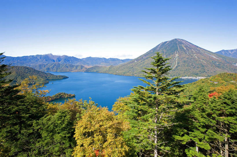 无人,横图,俯视,室外,白天,旅游,度假,湖,湖泊,美景,山,山脉,树林,水,植物,日本,亚洲,阴影,光线,影子,湖面,景观,山峰,水流,水面,枝条,山峦,娱乐,树,树木,树枝,蓝色,绿色,蓝天,天空,阳光,自然,湖水,群山,天,享受,休闲,景色,放松,生长,晴朗,成长,自然风光,东亚,本州,万里无云,关东地方,本州岛,日本国,栃木,栃木县,中禅寺湖,虬枝,枝杈,幸之湖,晴空,晴空万里,彩图,高角度拍摄