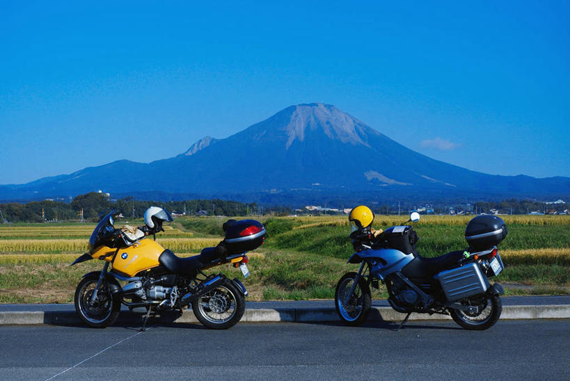 无人,横图,室外,白天,正面,旅游,度假,草地,草原,火山,美景,山,雪,雪山,植物,大雪,道路,路,公路,摩托车,帽子,富士山,日本,亚洲,两辆,阴影,光线,头盔,影子,冰,积雪,景观,旷野,山峰,雪景,冬季,冬天,交通,山峦,娱乐,车,草,蓝色,绿色,蓝天,天空,阳光,自然,安全帽,交通工具,天,享受,休闲,景色,放松,寒冷,晴朗,冰冷,自然风光,载具,原野,东亚,本州,万里无云,本州岛,日本国,中国地方,严寒,冰凉,酷寒,凛冽,凛凛,极冷,鸟取,鸟取县,活火山,晴空,晴空万里,马路,彩图,大山町,西伯郡