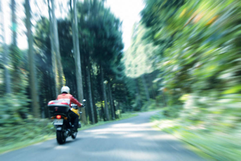 东方人,一个人,坐,横图,室外,白天,旅游,度假,美景,树林,植物,道路,路,公路,摩托车,帽子,日本,亚洲,仅一个男性,仅一个人,一辆,握,阴影,朦胧,模糊,光线,头盔,影子,景观,交通,黄种人,娱乐,车,树,树木,仅一个年轻男性,背面,绿色,阳光,自然,安全帽,交通工具,驾驶,行驶,享受,休闲,景色,放松,握着,生长,成长,操纵,控制,自然风光,载具,东亚,操控,本州,本州岛,日本国,中国地方,把持,鸟取,鸟取县,男人,男性,年轻男性,亚洲人,马路,坐着,彩图,全身,大山町,西伯郡