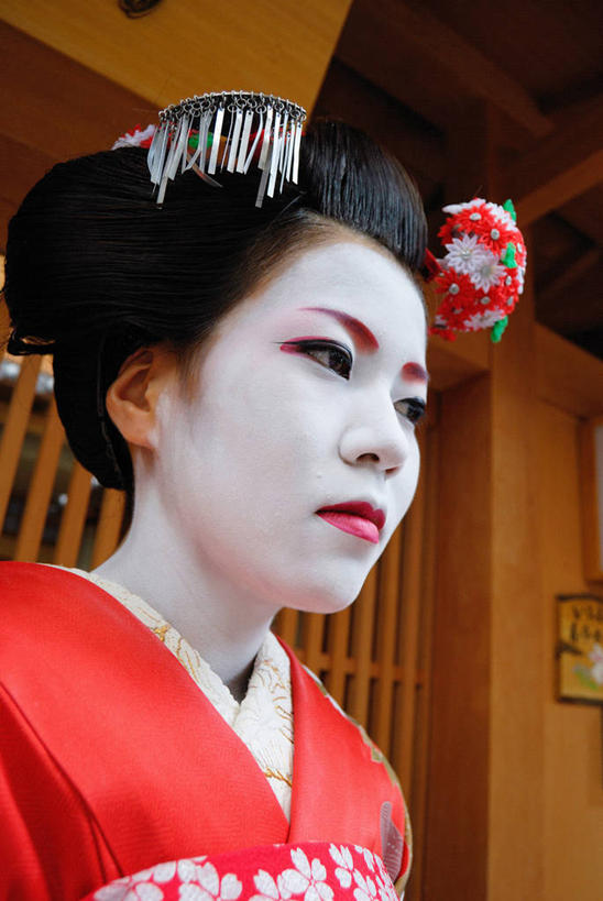 东方人,一个人,家,竖图,室外,白天,正面,民族服装,亚洲,仅一个年轻女性,仅一个女性,仅一个人,和服,装饰,头饰,房屋,屋子,注视,黄种人,发簪,楼房,住宅,发饰,饰品,观察,看,服饰,观看,华丽,修饰,点缀,察看,关注,艺妓,配饰,吴服,唐草,唐花,唐锦,衬托,美观,雅致,雅观,簪子,艺伎,芸妓,芸者,年轻女性,女人,女性,亚洲人,半身,彩图,传统服装,民俗服,房子