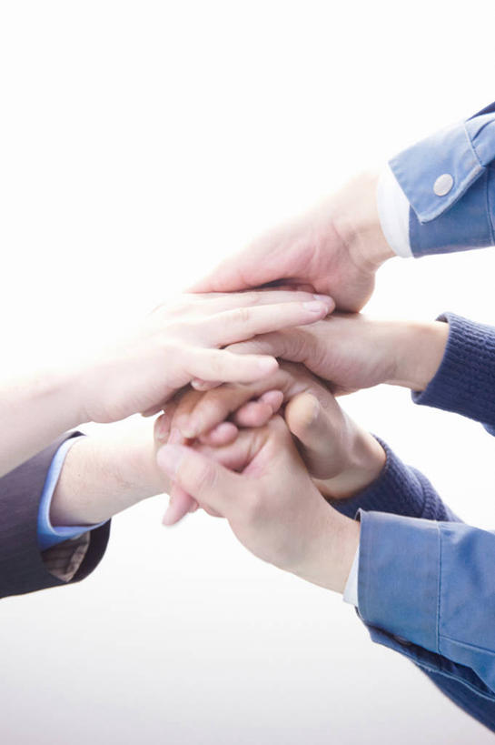 东方人,手,同事,商务人士,商务男性,竖图,室内,特写,白天,白色背景,正面,衬衫,成功,合作,团队,集体,信心,亚洲,阴影,套装,反射,影子,许多人,黄种人,鼓励,纽扣,队伍,加油,一群人,手部,搭,打气,摄影,影棚,钮扣,领导,成就,搭着,鼓舞,商务装,合伙,领袖,工薪阶层,男人,男性,中年男性,亚洲人,白领,上班族,半身,彩图,影棚拍摄,衬衣,拍摄,袖扣