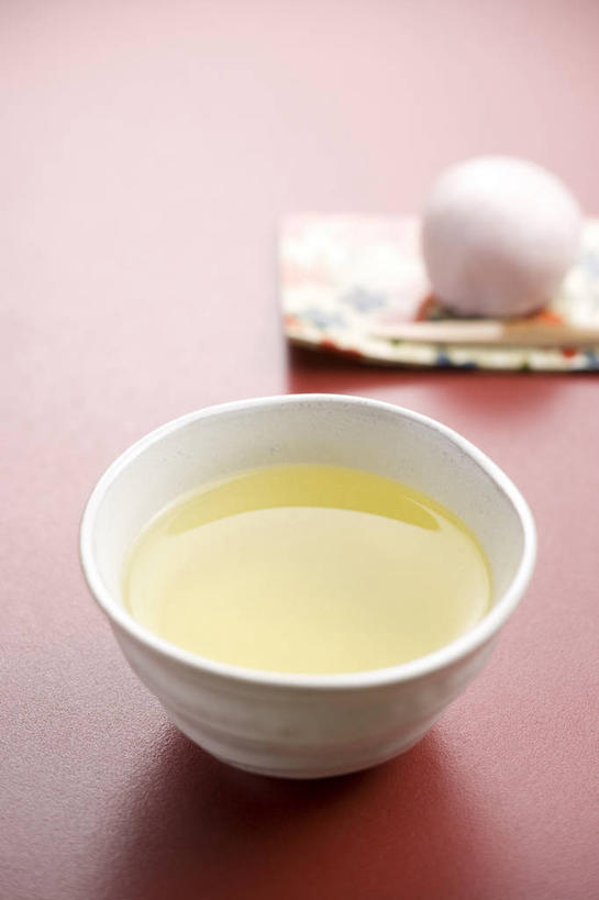 无人,竖图,俯视,室内,特写,白天,幸福,茶,杯子,阴影,红色背景,节日,反射,影子,陶瓷,绿茶,茶道,茶叶,年糕,陶瓷制品,一杯,文化,娱乐,一个,餐巾,水杯,祈祷,享受,休闲,温馨,放松,乐趣,许愿,摄影,影棚,单个,纪念,祈求,茶艺,环境,祭祀,镜饼,提神,舒适,醒脑,东亚文化,礼法,修行,保洁方巾,口布,平安,茶杯,彩图,高角度拍摄,影棚拍摄,拍摄,不发酵茶,苦茗,茶文化,传统文化