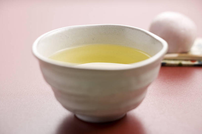 无人,横图,俯视,室内,特写,白天,幸福,茶,杯子,阴影,红色背景,节日,反射,影子,陶瓷,绿茶,茶道,茶叶,年糕,陶瓷制品,一杯,文化,娱乐,一个,餐巾,水杯,祈祷,享受,休闲,温馨,放松,乐趣,许愿,摄影,影棚,单个,纪念,祈求,茶艺,环境,祭祀,镜饼,提神,舒适,醒脑,东亚文化,礼法,修行,保洁方巾,口布,平安,茶杯,彩图,高角度拍摄,影棚拍摄,拍摄,不发酵茶,苦茗,茶文化,传统文化