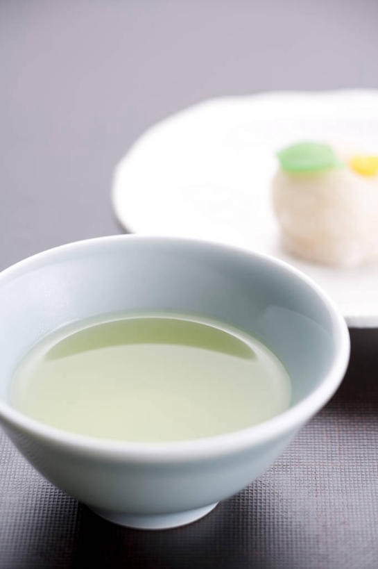 无人,竖图,俯视,室内,特写,白天,幸福,茶,杯子,餐具,阴影,黑色背景,节日,反射,碟子,盘,影子,陶瓷,绿茶,茶道,茶叶,年糕,陶瓷制品,一杯,文化,娱乐,一个,盘子,水杯,碟,祈祷,享受,休闲,温馨,放松,乐趣,许愿,摄影,影棚,单个,纪念,祈求,茶艺,环境,祭祀,镜饼,提神,舒适,醒脑,东亚文化,礼法,修行,平安,茶杯,彩图,高角度拍摄,影棚拍摄,拍摄,不发酵茶,苦茗,茶文化,传统文化