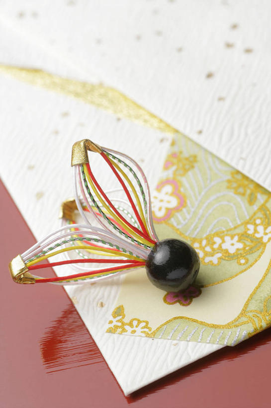 无人,竖图,俯视,室内,特写,白天,静物,阴影,节日,庆祝,装饰,反射,信封,影子,文化,球,一个,庆典,摄影,影棚,单个,纪念,华丽,修饰,点缀,衬托,美观,雅致,雅观,彩图,高角度拍摄,影棚拍摄,拍摄,日本新年