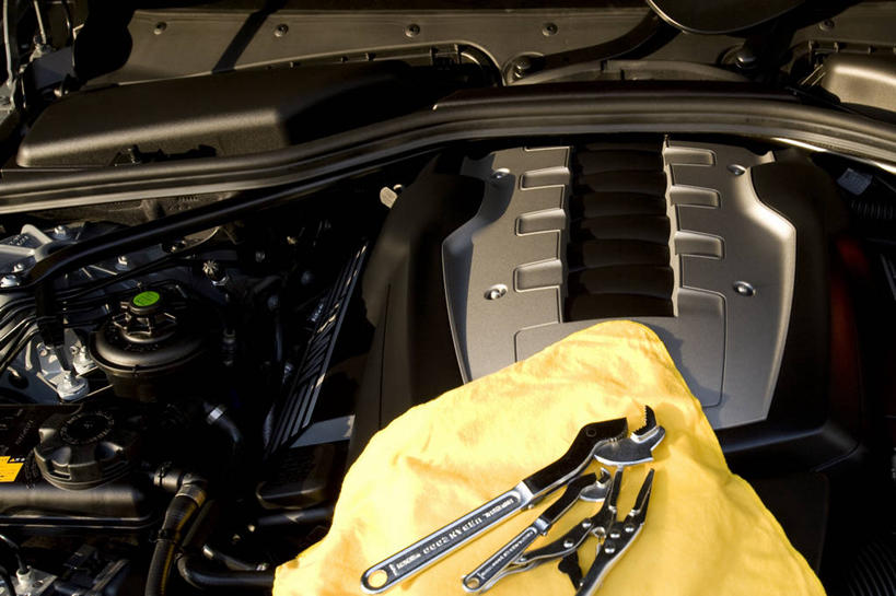 无人,横图,俯视,室内,特写,白天,机器,汽车,静物,一块,一辆,连接,阴影,花纹,组合,反射,布,工具,图案,影子,布纹,车,黄色,交通工具,轿车,发动机,机械,扳手,链接,布匹,五金,紧固,拼接,载具,拼凑,拼合,凑集,聚合,撮合,链结,牢固,扳头,彩图,高角度拍摄