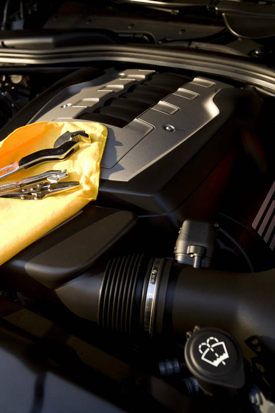 无人,竖图,俯视,室内,特写,白天,机器,汽车,静物,一块,一辆,连接,阴影,花纹,组合,反射,布,工具,图案,影子,布纹,车,黄色,交通工具,轿车,发动机,机械,扳手,链接,布匹,五金,紧固,拼接,载具,拼凑,拼合,凑集,聚合,撮合,链结,牢固,扳头,彩图,高角度拍摄