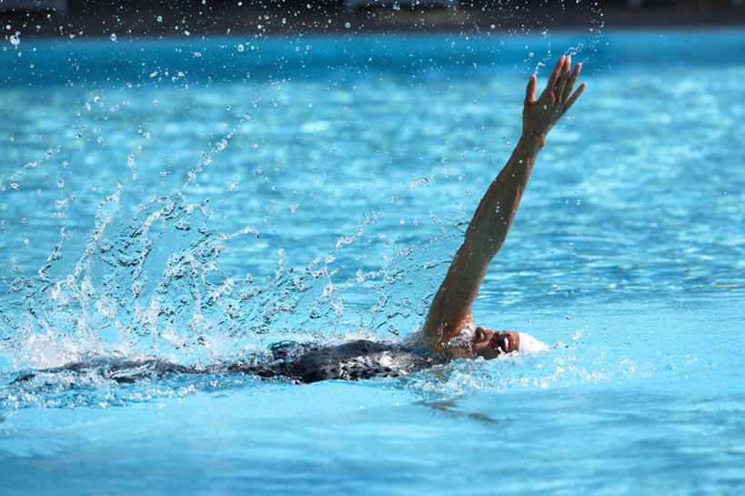 仰泳,游泳,西方人,一个人,运动员,体育馆,游泳池,举,横图,室外,白天,侧面,泳装,锻炼,旅游,度假,运动,水,帽子,欧洲,欧洲人,仅一个年轻女性,仅一个女性,仅一个人,阴影,飞溅,泳帽,溅,光线,眼镜,液体,影子,泳镜,水池,水滴,水面,注视,娱乐,泳池,水珠,蓝色,阳光,游泳眼镜,观察,看,托,享受,休闲,放松,观看,察看,游泳馆,关注,喷洒,室外运动,游泳帽,户外运动,游泳运动员,连体泳衣,泅水,拍浮,年轻女性,女人,女性,白种人,体育运动员,运动选手,举起,举手,举着,向上举,向上伸,向上托,半身,彩图,泳衣,健身