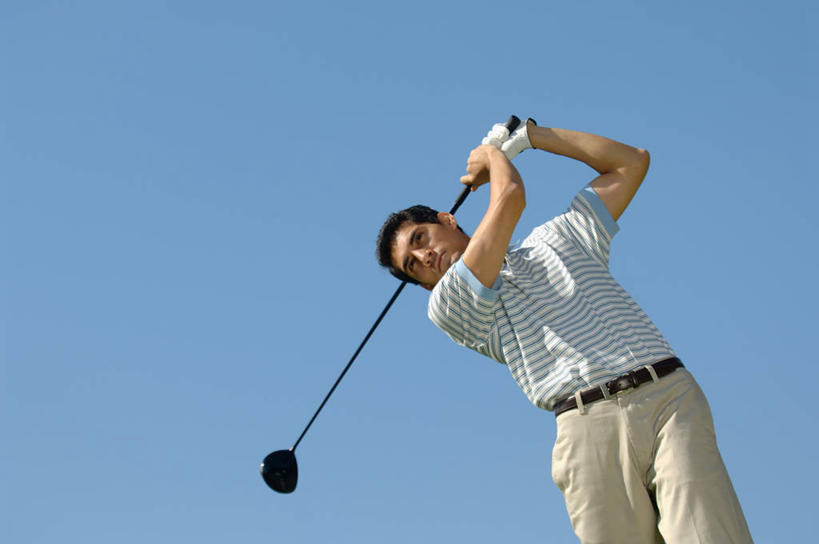 西方人,一个人,站,横图,室外,白天,仰视,锻炼,旅游,度假,安全,运动,欧洲,欧洲人,仅一个男性,仅一个人,握,阴影,服装,光线,高尔夫,高尔夫球,影子,防护,拿,拿着,注视,休闲装,娱乐,仅一个年轻男性,衣服,蓝色,蓝天,天空,阳光,手套,天,观察,看,站着,享受,休闲,休闲服,放松,握着,服饰,晴朗,观看,保护,察看,高尔夫球杆,关注,室外运动,保险,户外运动,高尔夫运动,高尔夫球具,万里无云,保全,周全,安稳,安定,防护手套,平安,高尔夫球运动,男人,男性,年轻男性,白种人,晴空,晴空万里,站立,半身,彩图,低角度拍摄,健身,高尔夫手套