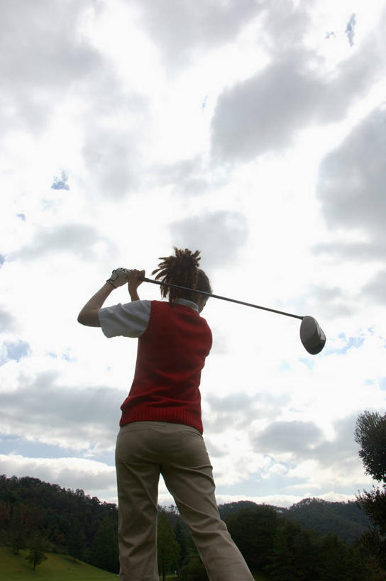 西方人,一个人,站,竖图,室外,白天,仰视,锻炼,旅游,度假,安全,运动,植物,欧洲,欧洲人,仅一个年轻女性,仅一个女性,仅一个人,握,阴影,服装,光线,高尔夫,高尔夫球,影子,云,云朵,防护,拿,云彩,拿着,休闲装,娱乐,树,树木,衣服,红色,蓝色,绿色,白云,蓝天,天空,阳光,自然,手套,天,站着,享受,休闲,休闲服,放松,握着,服饰,生长,晴朗,成长,保护,高尔夫球杆,室外运动,保险,户外运动,高尔夫运动,高尔夫球具,保全,周全,安稳,安定,防护手套,平安,高尔夫球运动,年轻女性,女人,女性,白种人,晴空,站立,半身,彩图,低角度拍摄,健身,高尔夫手套