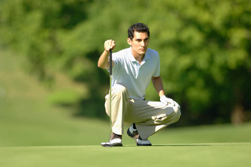 西方人,一个人,蹲,横图,室外,白天,正面,锻炼,旅游,度假,安全,运动,草地,草坪,植物,欧洲,欧洲人,仅一个男性,仅一个人,握,阴影,服装,朦胧,模糊,光线,高尔夫,高尔夫球,影子,球场,防护,拿,拿着,注视,休闲装,娱乐,高尔夫球场,草,树,树木,仅一个年轻男性,衣服,绿色,阳光,自然,手套,观察,看,享受,休闲,休闲服,放松,握着,服饰,生长,成长,观看,保护,察看,高尔夫球杆,关注,室外运动,保险,绿茵场,户外运动,高尔夫运动,高尔夫球具,保全,周全,安稳,安定,防护手套,平安,高尔夫球运动,男人,男性,年轻男性,白种人,蹲着,彩图,全身,健身,高尔夫手套