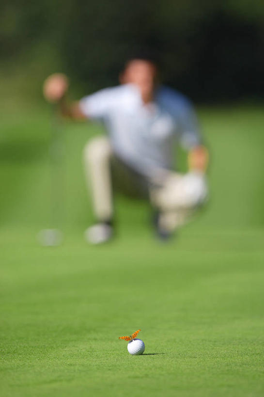 西方人,一个人,蹲,竖图,室外,白天,正面,锻炼,旅游,度假,安全,运动,草地,草坪,植物,欧洲,欧洲人,仅一个男性,仅一个人,握,阴影,服装,朦胧,模糊,光线,高尔夫,高尔夫球,影子,球场,防护,拿,拿着,休闲装,娱乐,高尔夫球场,草,树,树木,仅一个年轻男性,衣服,绿色,阳光,自然,手套,享受,休闲,休闲服,放松,握着,服饰,生长,成长,保护,高尔夫球杆,室外运动,保险,绿茵场,户外运动,高尔夫运动,高尔夫球具,保全,周全,安稳,安定,防护手套,平安,高尔夫球运动,男人,男性,年轻男性,白种人,蹲着,彩图,全身,健身,高尔夫手套