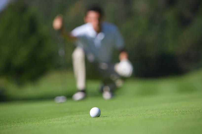 西方人,一个人,蹲,横图,室外,白天,正面,锻炼,旅游,度假,安全,运动,草地,草坪,植物,欧洲,欧洲人,仅一个男性,仅一个人,握,阴影,服装,朦胧,模糊,光线,高尔夫,高尔夫球,影子,球场,防护,拿,拿着,休闲装,娱乐,高尔夫球场,草,树,树木,仅一个年轻男性,衣服,绿色,阳光,自然,手套,享受,休闲,休闲服,放松,握着,服饰,生长,成长,保护,高尔夫球杆,室外运动,保险,绿茵场,户外运动,高尔夫运动,高尔夫球具,保全,周全,安稳,安定,防护手套,平安,高尔夫球运动,男人,男性,年轻男性,白种人,蹲着,彩图,全身,健身,高尔夫手套