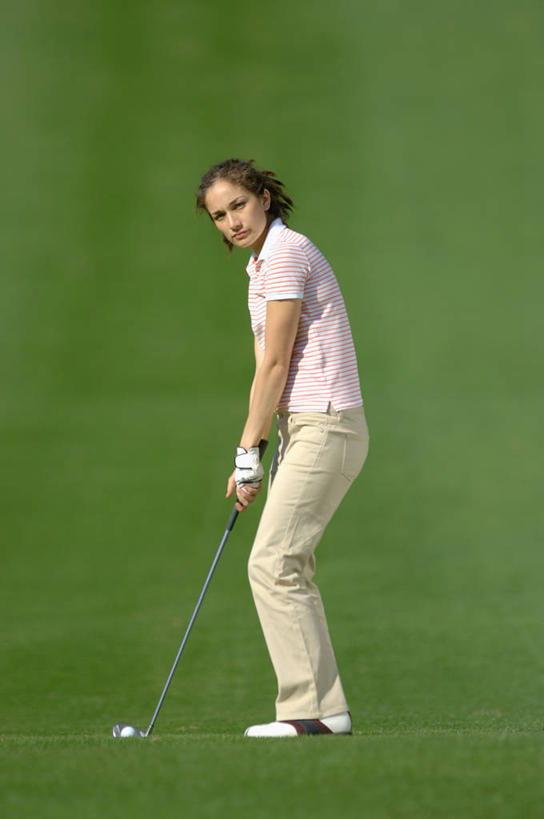 西方人,一个人,站,竖图,室外,白天,侧面,锻炼,旅游,度假,安全,运动,草地,草坪,植物,欧洲,欧洲人,仅一个年轻女性,仅一个女性,仅一个人,握,阴影,服装,光线,高尔夫,高尔夫球,影子,球场,防护,拿,拿着,注视,休闲装,娱乐,高尔夫球场,草,衣服,绿色,阳光,手套,观察,看,站着,享受,休闲,休闲服,放松,握着,服饰,观看,保护,察看,高尔夫球杆,关注,室外运动,保险,绿茵场,户外运动,高尔夫运动,高尔夫球具,保全,周全,安稳,安定,防护手套,平安,高尔夫球运动,年轻女性,女人,女性,白种人,站立,彩图,全身,健身,高尔夫手套