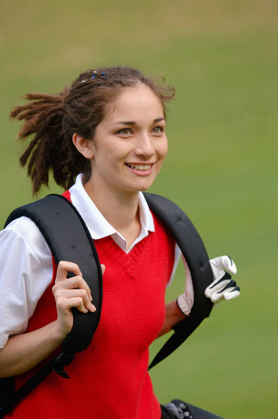 西方人,一个人,站,笑,微笑,露齿笑,竖图,室外,白天,正面,锻炼,旅游,度假,安全,运动,草地,草坪,植物,欧洲,欧洲人,仅一个年轻女性,仅一个女性,仅一个人,握,服装,朦胧,模糊,高尔夫,高尔夫球,球场,防护,拿,拿着,注视,休闲装,娱乐,高尔夫球场,草,衣服,红色,绿色,手套,观察,看,站着,享受,休闲,休闲服,放松,握着,服饰,观看,保护,察看,高尔夫球杆,关注,室外运动,保险,绿茵场,户外运动,高尔夫运动,高尔夫球具,高尔夫球杆包,高尔夫拉杆箱,高尔夫拉杆包,保全,周全,安稳,安定,防护手套,平安,高尔夫球运动,年轻女性,女人,女性,白种人,站立,半身,彩图,健身,高尔夫手套