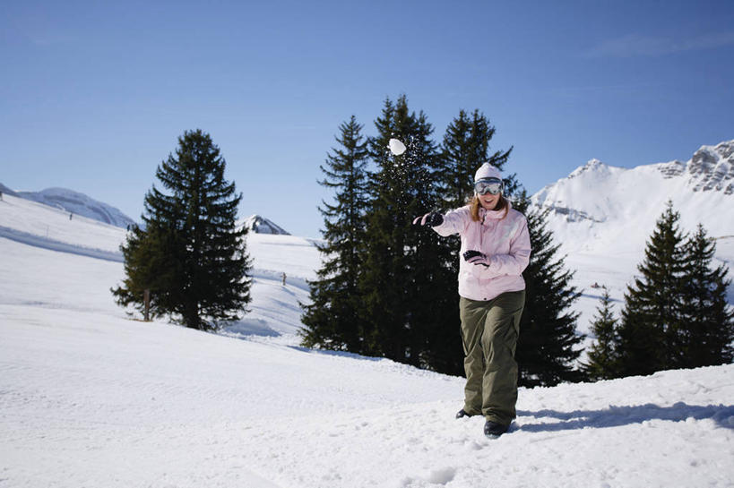 西方人,一个人,站,横图,室外,白天,正面,运动服,游戏,安全,雪,植物,大雪,欧洲,欧洲人,仅一个女性,仅一个人,阴影,服装,装饰,光线,眼镜,影子,积雪,雪景,冬季,冬天,防护,玩,注视,娱乐,树,树木,衣服,蓝色,绿色,蓝天,天空,阳光,自然,手套,天,观察,看,站着,仅一个中年女性,休闲,温暖,寒冷,服饰,生长,晴朗,成长,观看,活动,保暖,护目镜,保护,华丽,点缀,察看,衣着,御寒,穿着,发泄,关注,消遣,智力,滑雪镜,保险,打雪仗,万里无云,宣泄,保全,周全,安稳,安定,衬托,美观,雅致,雅观,严寒,安全防护眼镜,衣饰,平安,女人,女性,中年女性,白种人,晴空,晴空万里,抛,扔,玩耍,嬉戏,站立,彩图,全身,雪镜,雪仗,防护眼镜,运动装