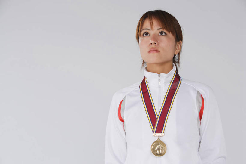 东方人,一个人,运动员,站,横图,室内,白天,白色背景,正面,运动服,成功,胜利,亚洲,仅一个年轻女性,仅一个女性,仅一个人,阴影,服装,反射,影子,注视,黄种人,一个,衣服,白色,观察,看,站着,光彩,摄影,服饰,影棚,单个,观看,察看,衣着,穿着,关注,奖牌,金牌,荣誉,奖品,荣耀,衣饰,光荣,年轻女性,女人,女性,亚洲人,体育运动员,运动选手,抬头,仰头,站立,半身,彩图,影棚拍摄,拍摄,摔跤手,摔跤运动员,运动装