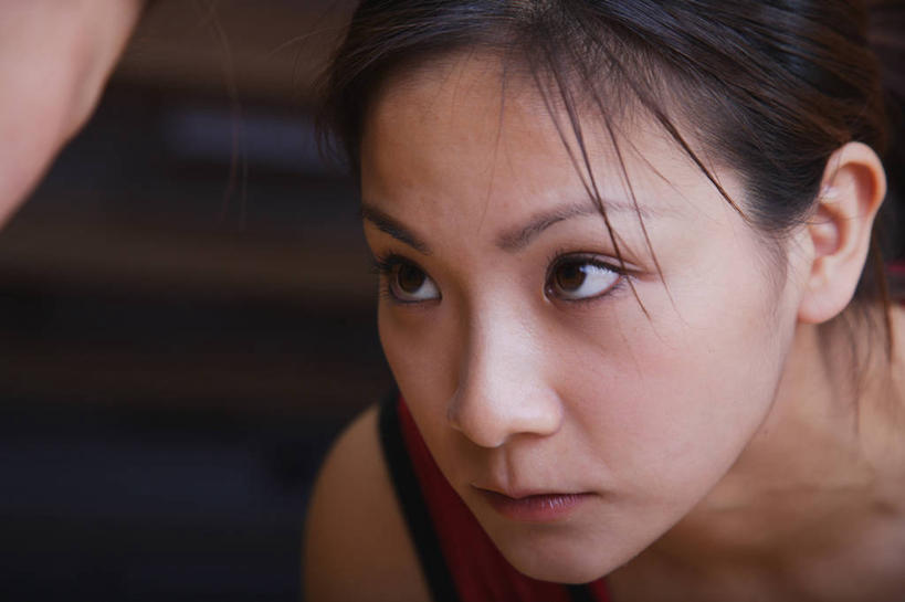 东方人,脸,头,脸颊,一个人,运动员,蹲,横图,室内,特写,白天,正面,运动服,亚洲,仅一个年轻女性,仅一个女性,仅一个人,阴影,服装,反射,影子,注视,黄种人,肩膀,衣服,红色,观察,看,服饰,观看,察看,衣着,穿着,关注,衣饰,年轻女性,女人,女性,亚洲人,头部,脸部,脸蛋,面部,体育运动员,运动选手,蹲着,半身,彩图,摔跤手,摔跤运动员,运动装