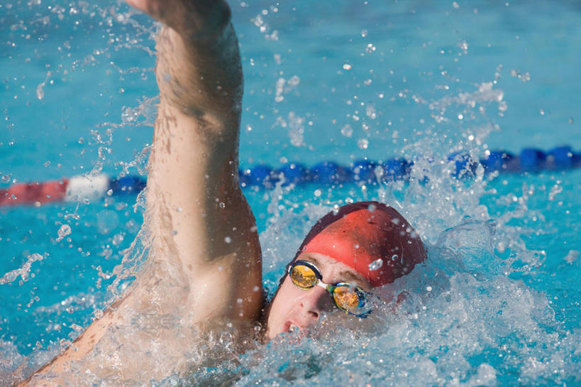 游泳,自由泳,西方人,一个人,运动员,体育馆,游泳池,举,横图,室外,白天,正面,锻炼,快乐,比赛,运动,竞争,水,帽子,欧洲,欧洲人,仅一个男性,仅一个人,一副,阴影,飞溅,泳帽,溅,光线,眼镜,液体,影子,泳镜,水池,水滴,水面,分界线,娱乐,泳池,裸露,水珠,仅一个年轻男性,阳光,游泳眼镜,托,休闲,游泳馆,体育运动,喷洒,游泳帽,裸,游泳运动员,泳道线,分道线,一顶,泅水,拍浮,泳池分割线,体育,男人,男性,年轻男性,白种人,体育运动员,运动选手,举起,举手,举着,向上举,向上伸,向上托,半身,彩图,健身,爬泳