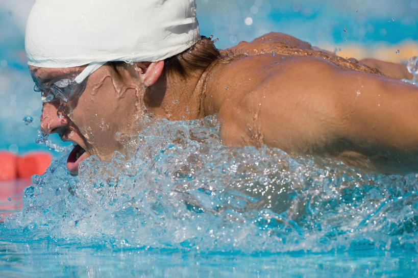 蛙泳,游泳,西方人,一个人,运动员,体育馆,游泳池,横图,室外,白天,侧面,锻炼,快乐,比赛,运动,竞争,水,帽子,欧洲,欧洲人,仅一个男性,仅一个人,一副,阴影,飞溅,泳帽,朦胧,模糊,溅,光线,眼镜,液体,影子,泳镜,水池,水滴,水面,分界线,娱乐,泳池,裸露,水珠,仅一个年轻男性,阳光,游泳眼镜,休闲,游泳馆,体育运动,喷洒,游泳帽,裸,游泳运动员,泳道线,分道线,一顶,泅水,拍浮,泳池分割线,体育,男人,男性,年轻男性,白种人,体育运动员,运动选手,半身,彩图,健身